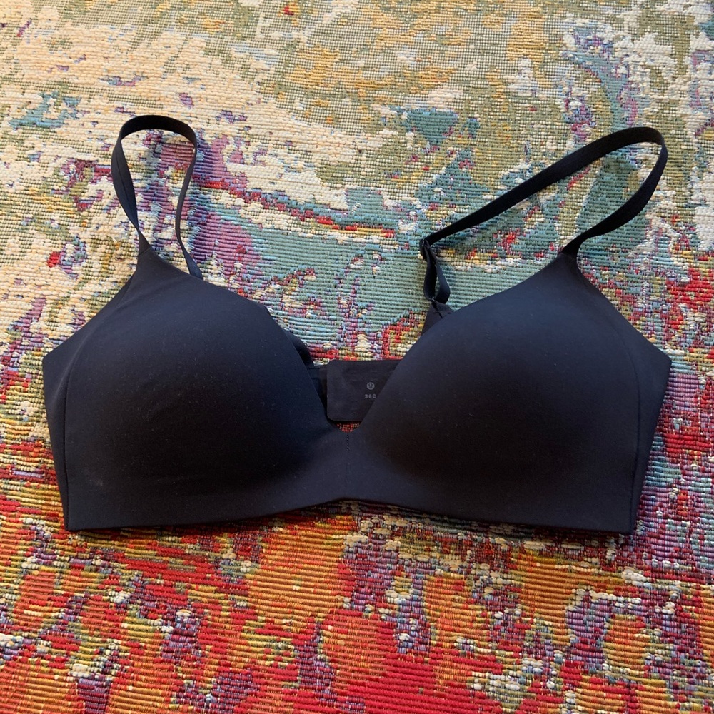 Black lululemon sports bra